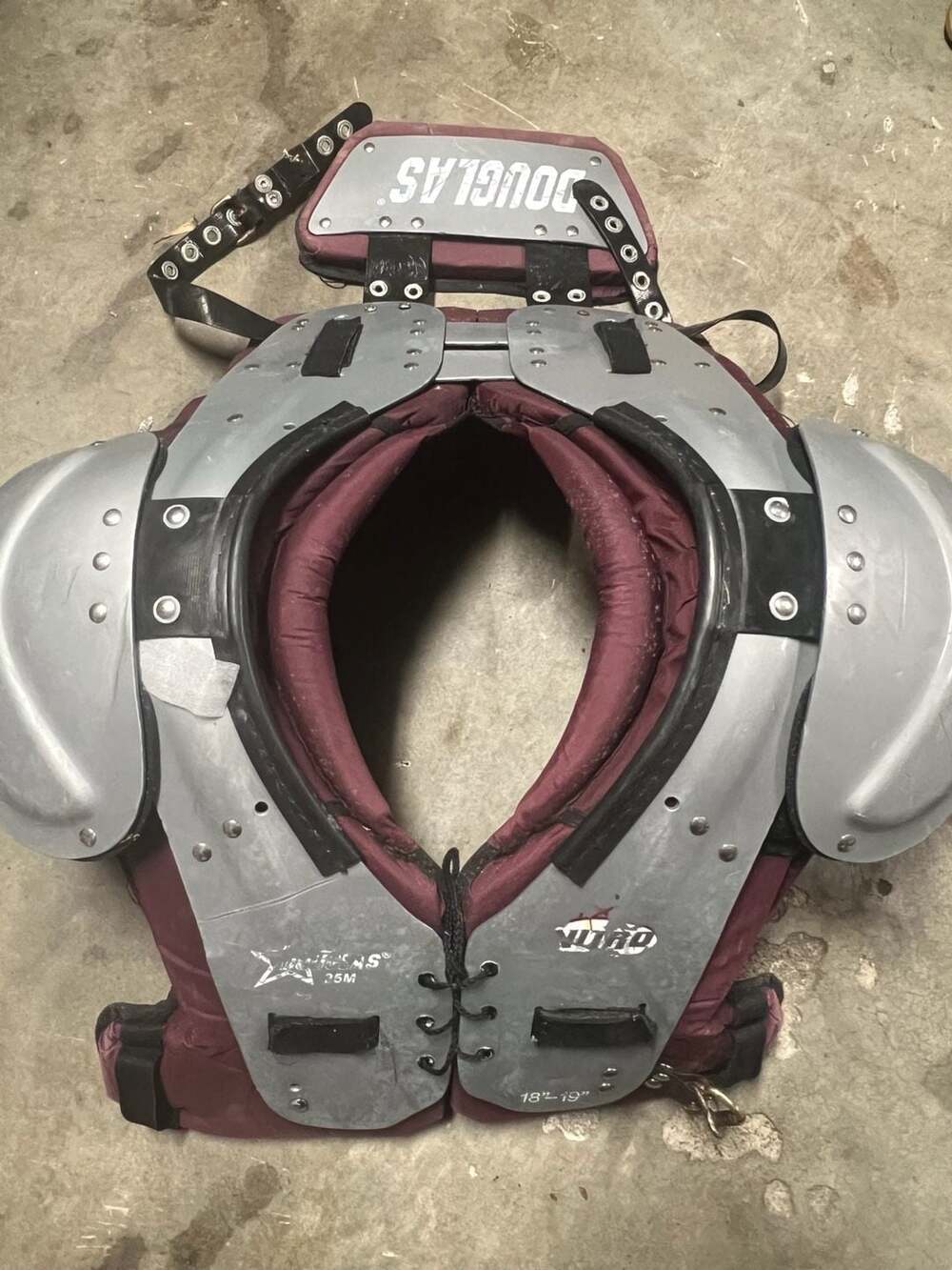 Douglas Nitro 25M Football Shoulder Pads Size Medium 18"-19"